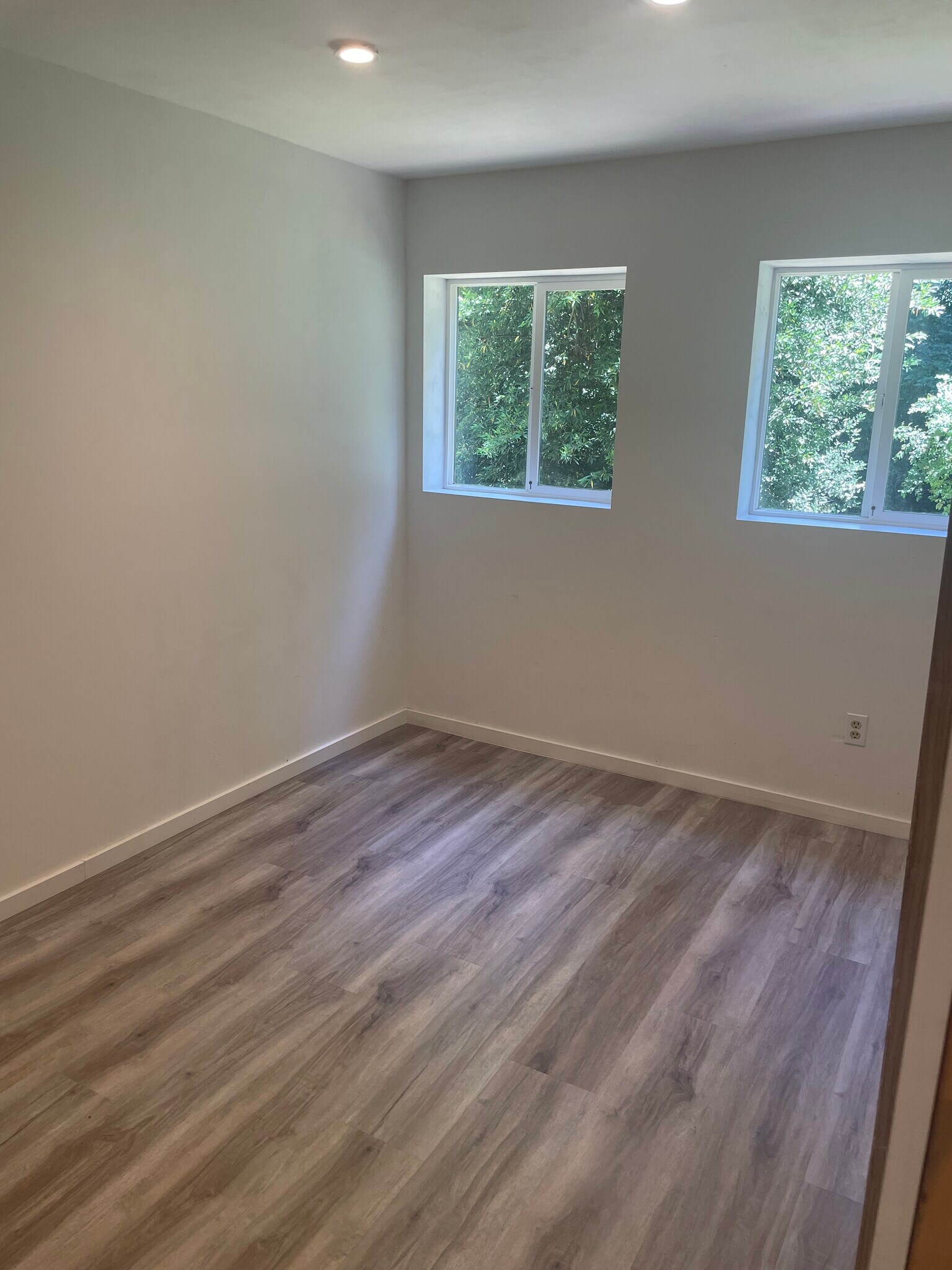 Building Photo - 219 Redwood Dr