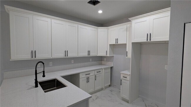 Building Photo - 826 Middleton Dr SW