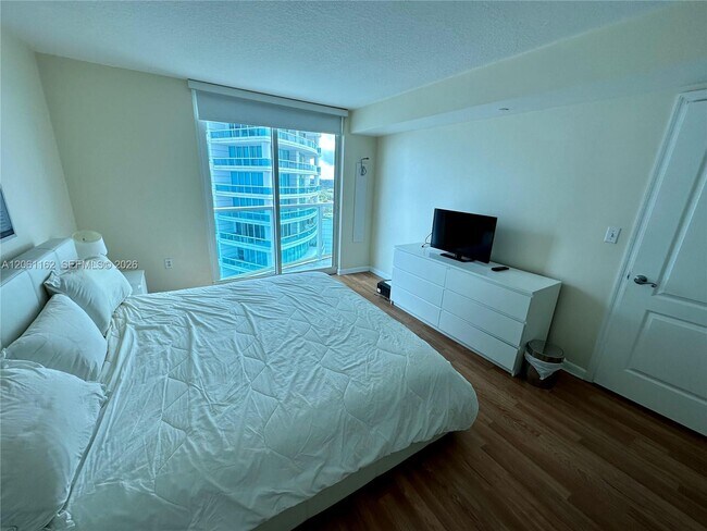 Building Photo - 2101 Brickell Ave