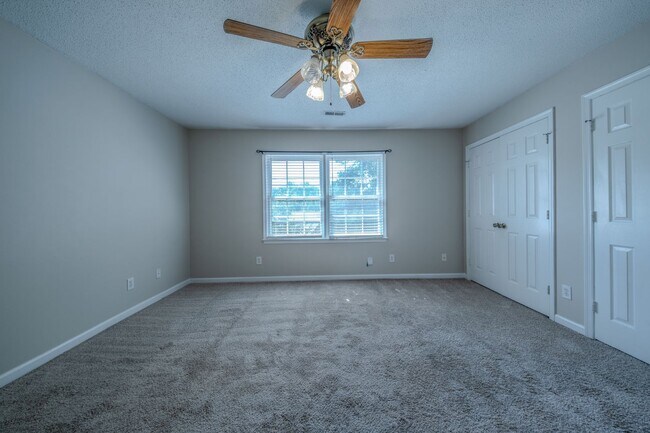 Building Photo - 907 Shelby Dr