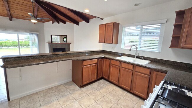 Building Photo - Lovely, 2Bd/2BA Single Story House: Large ...