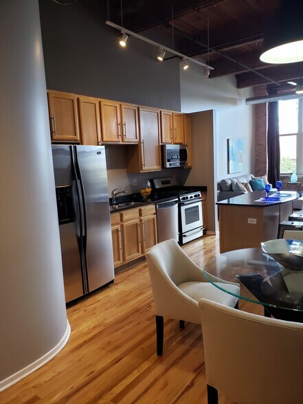 Building Photo - 1500 W Monroe St