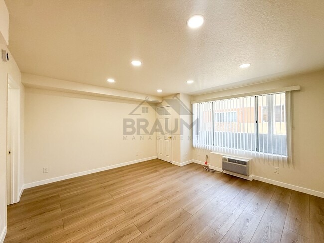 Building Photo - 5245 Riverton Ave