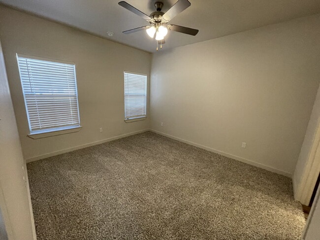 Building Photo - Newer Townhome Located South Of Town Near ...