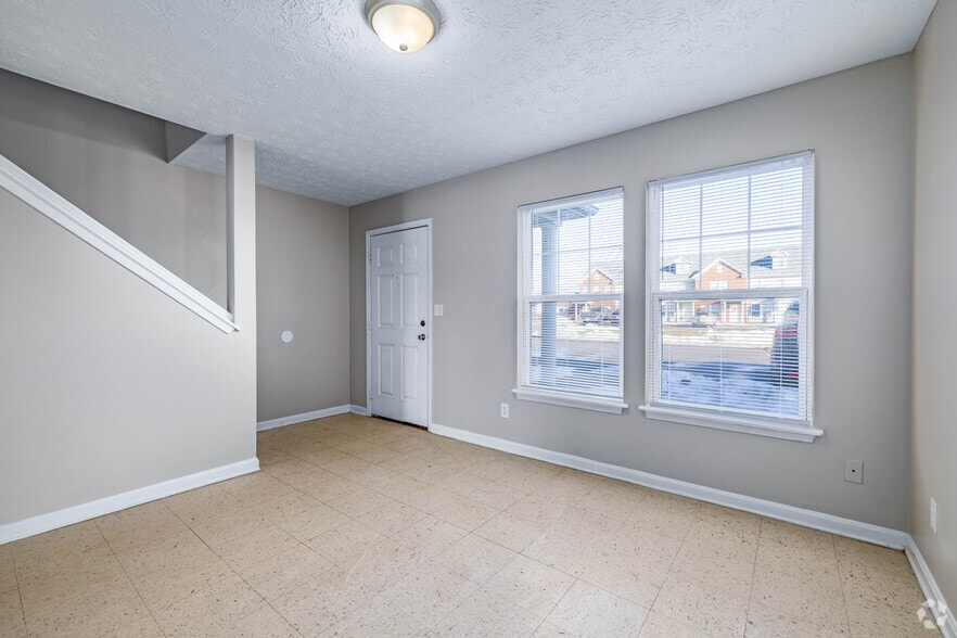 2BR, 2BA - 900SF - Living Room - Meadow Creek Townhomes
