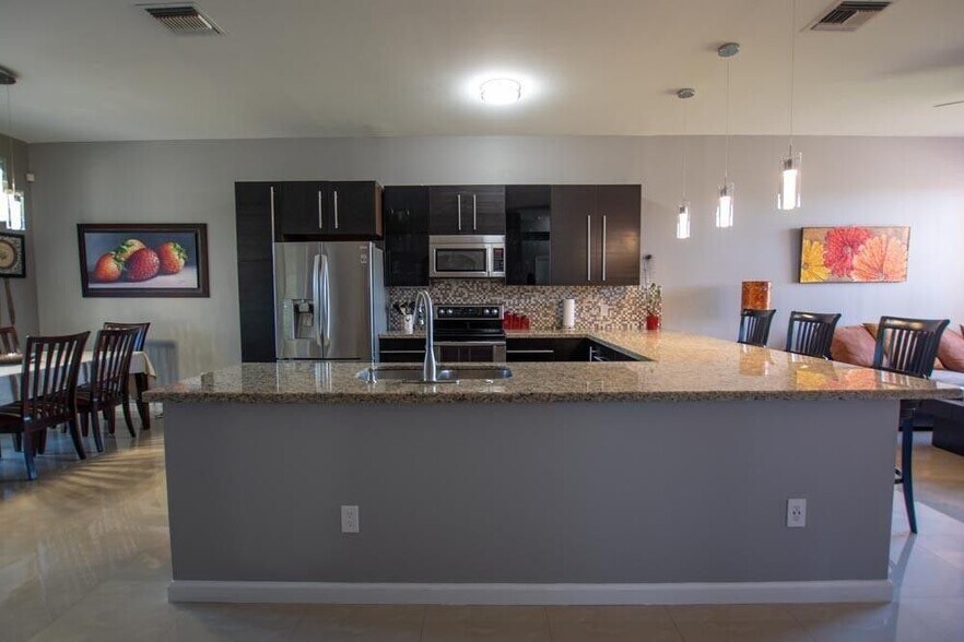 Building Photo - 608 Lake Wellington Dr