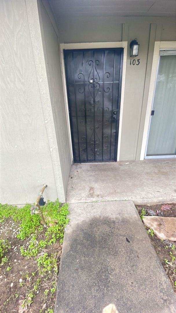 Building Photo - 3052 W Pontiac Way