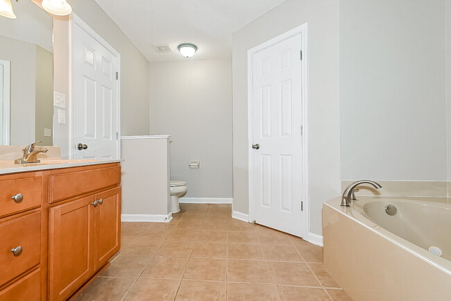 Building Photo - 4101 Sidlehill Dr