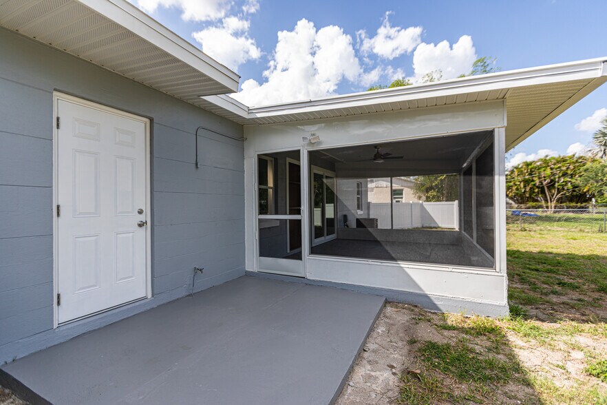 Building Photo - 3208 Pinetree St