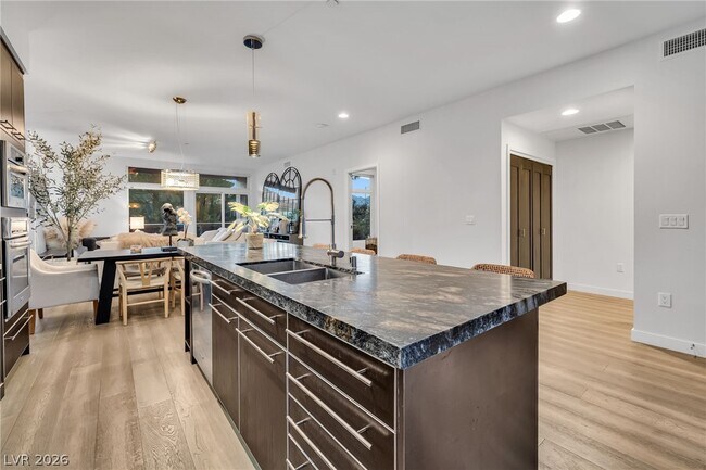 Building Photo - 8925 W Flamingo Rd