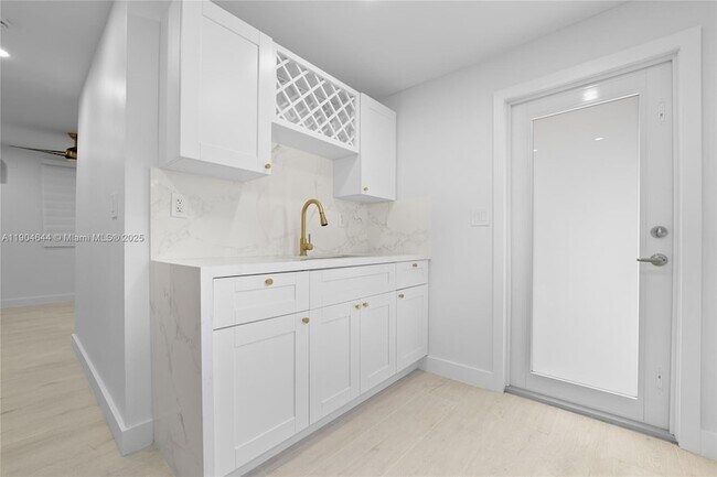 Building Photo - 129 SW 9th Ave