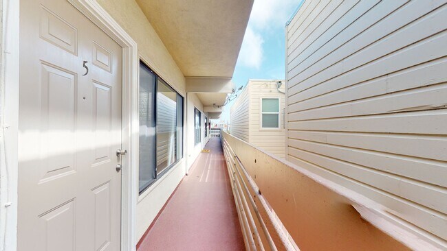Building Photo - Remodeled modern 1 bedroom end unit, close...