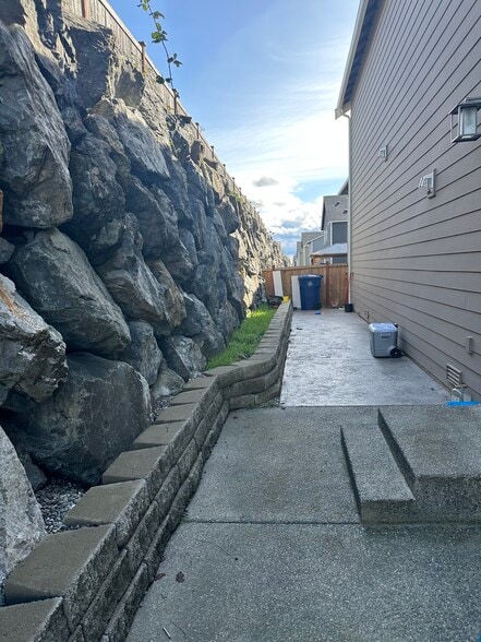 Building Photo - 3909 80th Ave NE