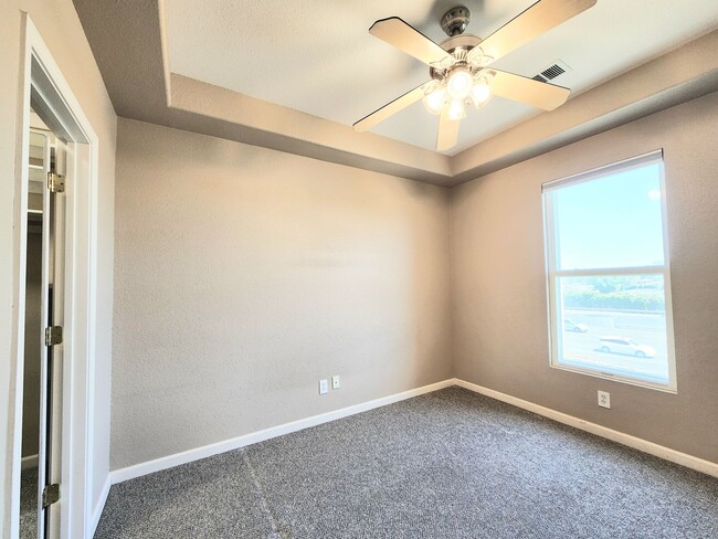 Building Photo - Spacious Townhouse in San Mateo