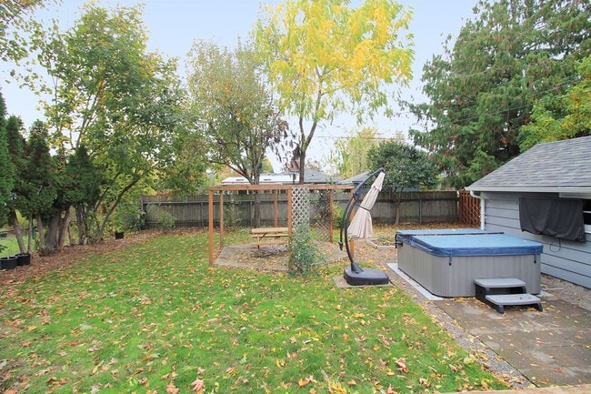 Building Photo - 9020 SE Stephens St