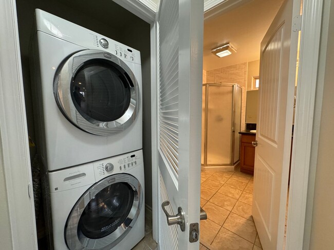 Building Photo - Available May 2025: 3 Bedroom, 3 Bathroom ...