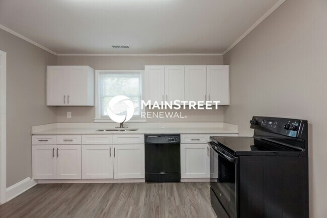 Building Photo - 3 Bedroom Pet-Friendly Home in Charlotte, NC with Main Street Renewal