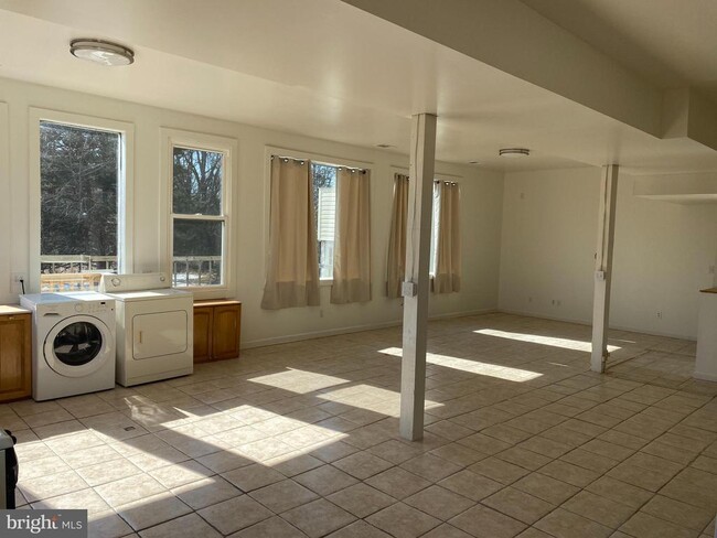 Building Photo - 856 Spriggs Rd