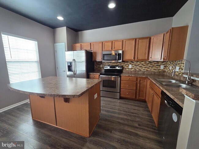 Building Photo - 2102 E Oak Rd