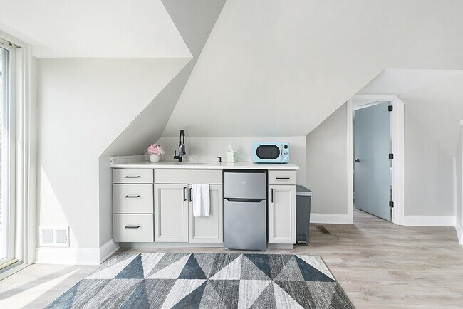 Building Photo - 444 Oneida St