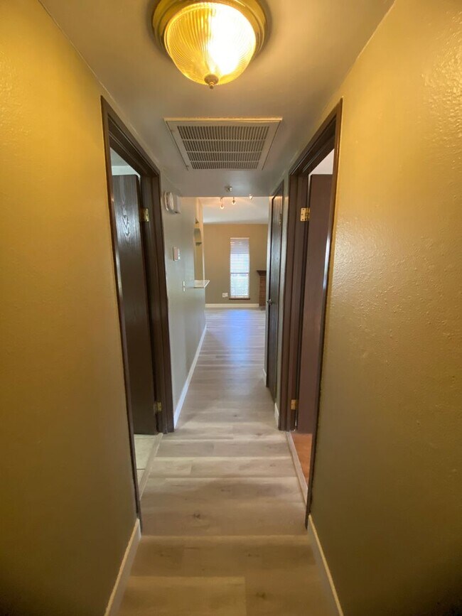 Building Photo - AMERICANA Property Mgmt - Downstairs 2 Bed...