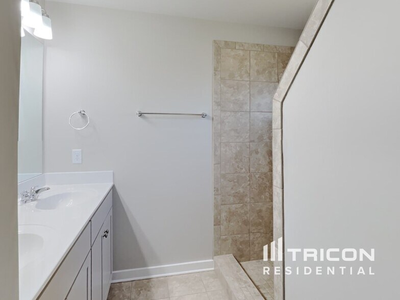 Building Photo - 4941 Kingdom Dr