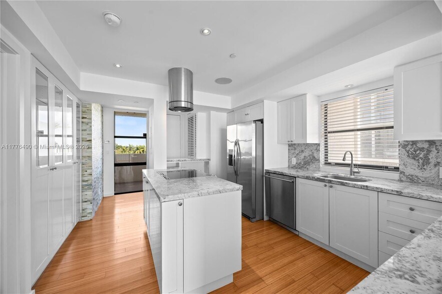 Building Photo - 1632 S Bayshore Ct
