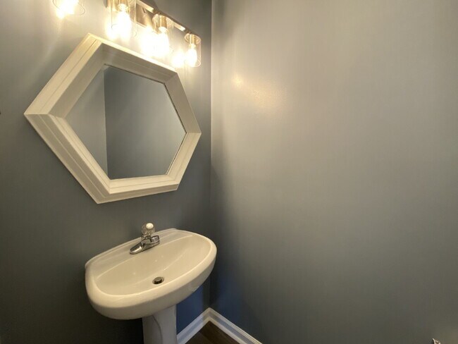 Building Photo - Four Bedroom Townhome Located on Hilton He...