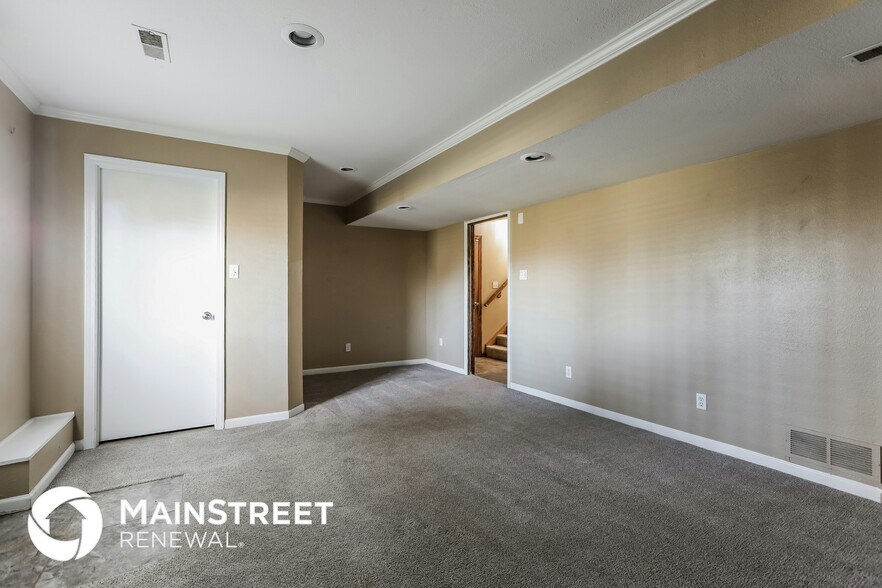 Building Photo - 2300 Valley View W