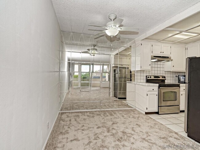 Building Photo - 2510 Torrey Pines Rd