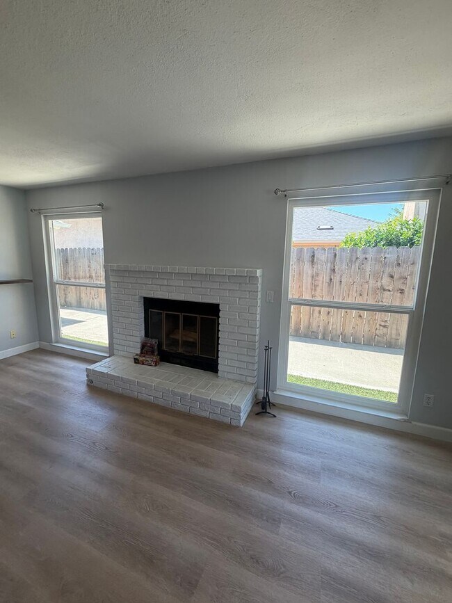 Building Photo - Stunning 4 bedroom, 2 bathroom with a Pool and Solar