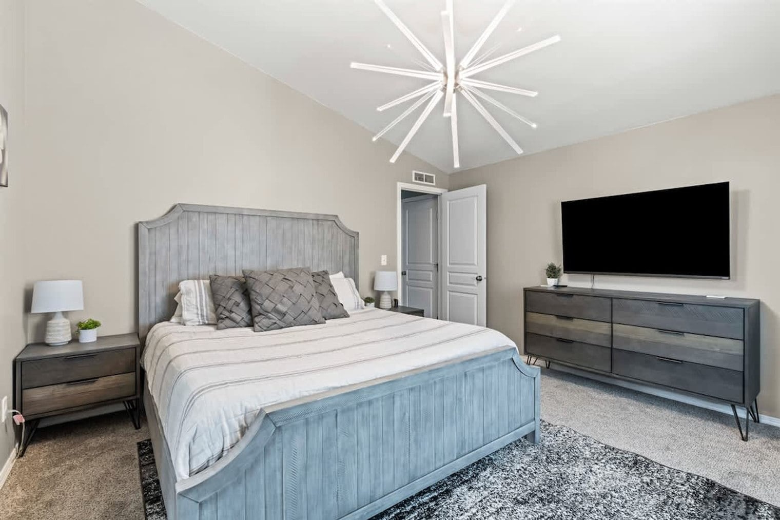 Building Photo - 2023 E Elm Grove Dr