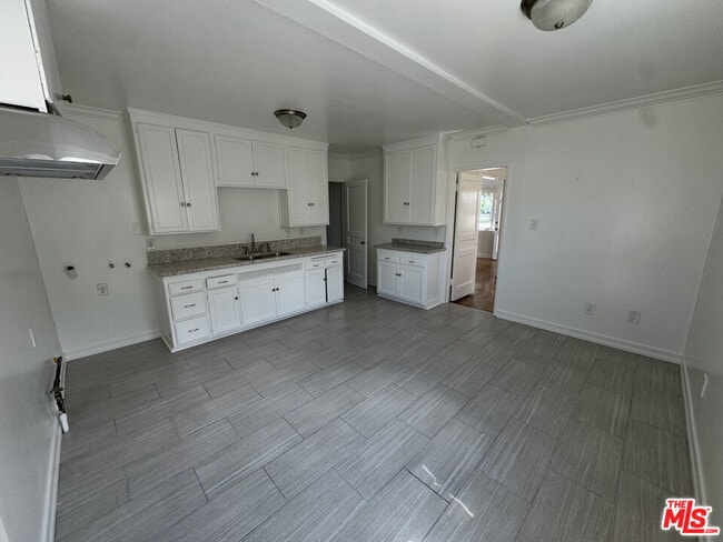 Building Photo - 6003 Bellflower Blvd