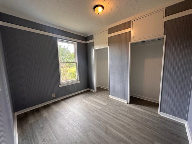 Building Photo - Freshly Remodeled 3 Bedroom / 1 Bathroom Home