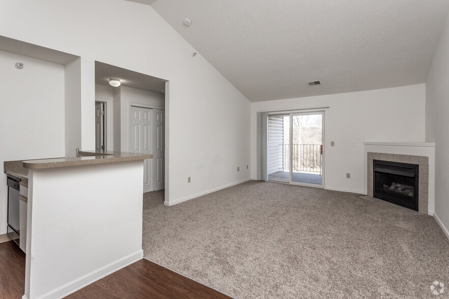 1BR, 1BA w/ Fireplace - 935 SF - Valley View Estates