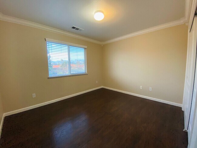 Building Photo - Lovely Galt Townhouse