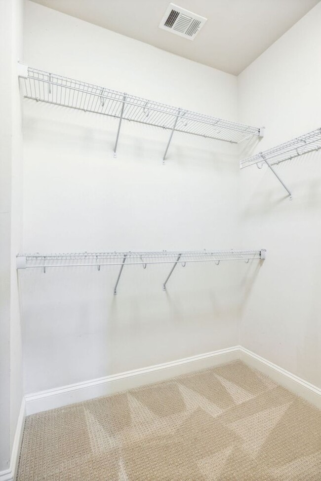 Building Photo - 3 BR/2.5 BA Luxury Townhome