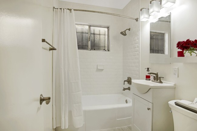 Full Bathroom - 4058 9th Ave