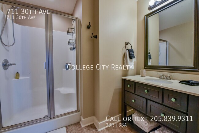 Building Photo - 711 30th Ave