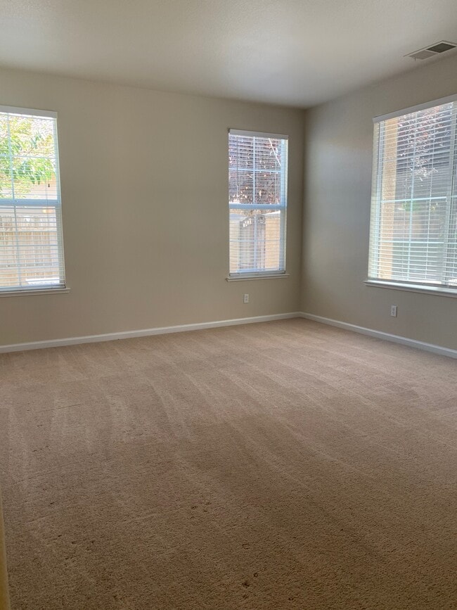 Building Photo - Gorgeous home in Patterson