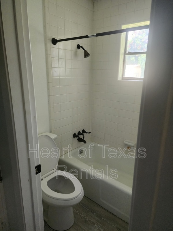 Building Photo - 465 Cranbrook Dr