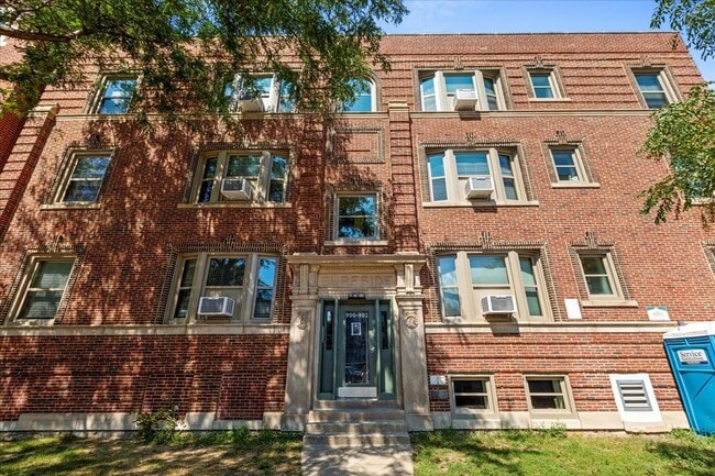 Primary Photo - 900 W Windsor Ave