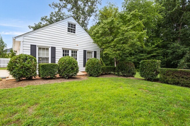 Building Photo - Classic Country Club Elegance