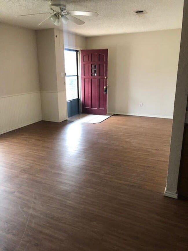 Building Photo - 3 bedroom 2 bath duplex