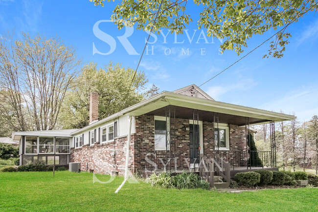 Building Photo - Charming 2BR 1.5BA brick home