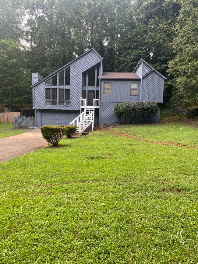 Building Photo - Room in House on New Crossing Trail E
