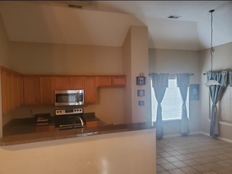 Building Photo - 7899 Rushmeade Cir N