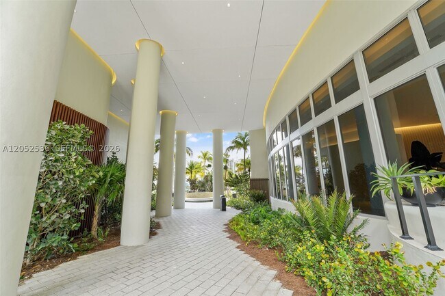 Building Photo - 1500 Bay Dr E
