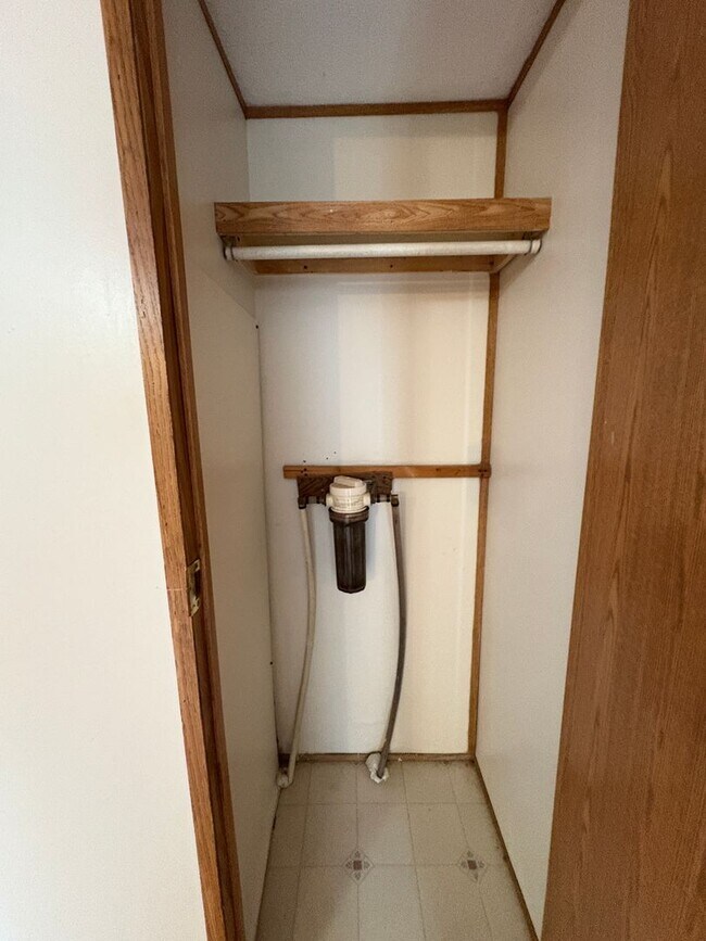 Building Photo - Spacious three bedroom, two bath singlewid...