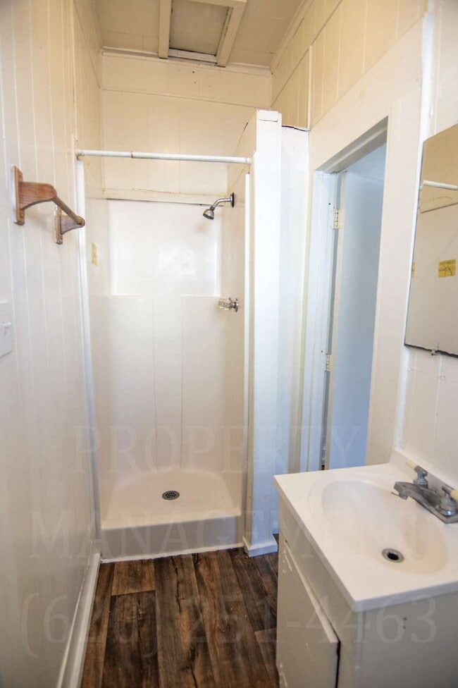 Building Photo - 2-Bedroom 1-Bathroom